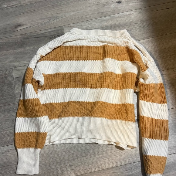 Yellow Gold, and white Sweater size L - Picture 2 of 6